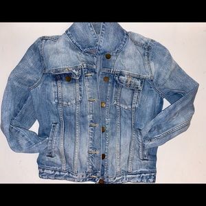 LIKE NEW_GAP light destructed denim jacket